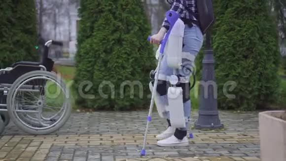 麻痹的人又学会了用机器人外骨骼走路视频的预览图