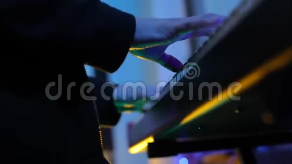 钢琴演奏家的双手在录音室录制新专辑视频的预览图