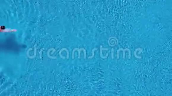穿红色短裤的人在泳池里游泳然后离开视频的预览图
