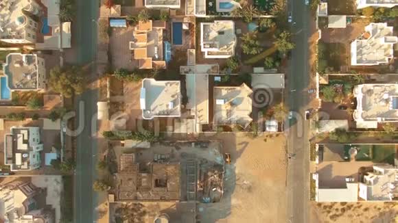 阿拉伯联合酋长国迪拜一个住宅区的高空俯视图视频的预览图