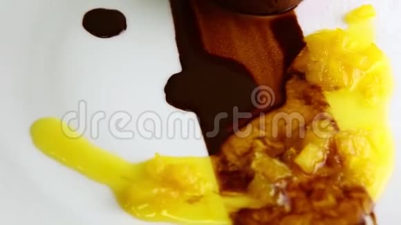 从糖粉中取出小巧克力蛋糕旋转在盘子上视频的预览图