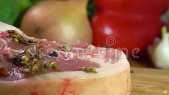 洋葱圈和香料一起落在生肉上视频的预览图