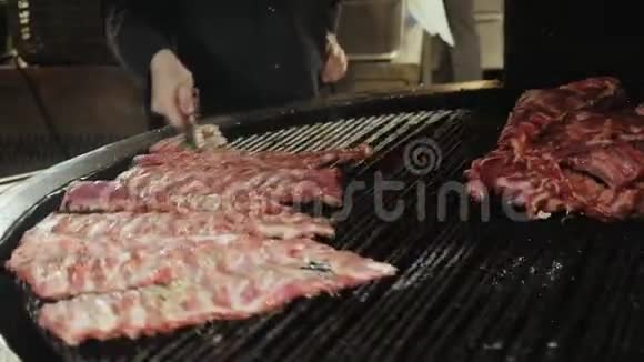 厨师在烤架上布置新鲜腌制排骨视频的预览图