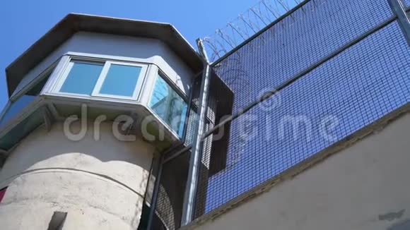 监狱观察塔和高刺铁丝网俯视视频的预览图