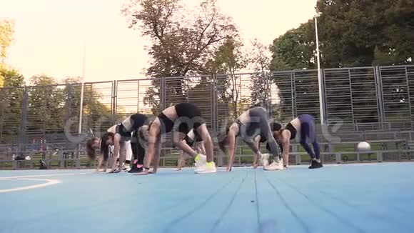 白天在公园的运动场上做健身运动的瘦小女子视频的预览图