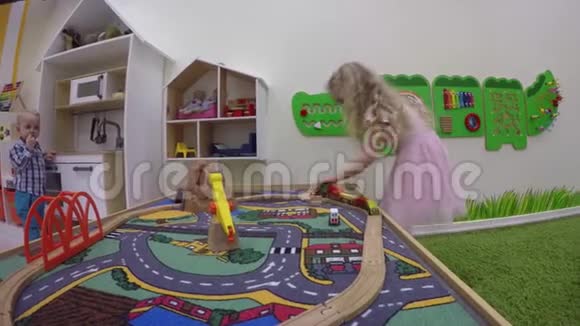 在室内游乐场游戏中心建造玩具铁路视频的预览图