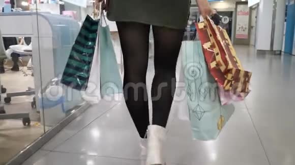 妇女购物步行中心市场视频的预览图