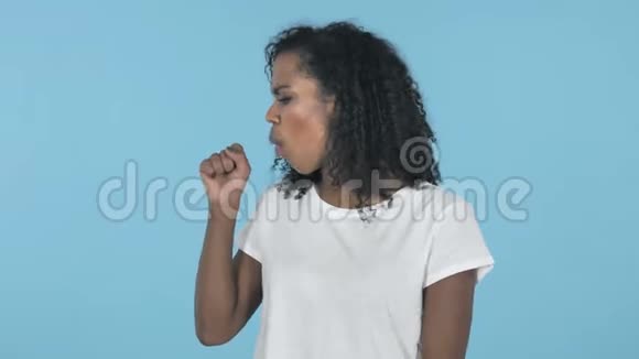 蓝色背景下的非洲女孩咳嗽视频的预览图