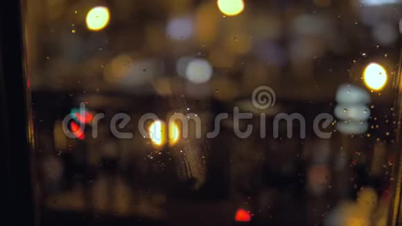 晚上雨滴在窗户上视频的预览图