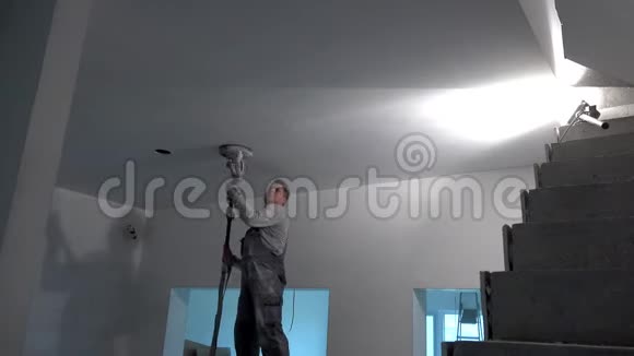 男建筑工人用砂光机打磨墙面视频的预览图