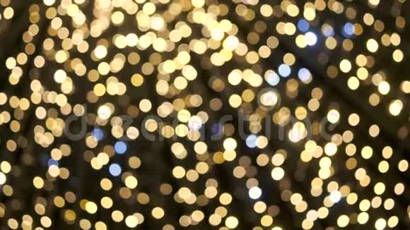 圣诞节或新年之夜的离焦彩灯柔和抽象背景视频的预览图