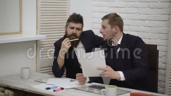 商务会议期间两位商人在办公室讨论商人讨论站立剪贴板的概念二视频的预览图