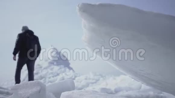 背景上的男游客在冰川顶部攀爬令人惊叹的雪景北极或南极这就是视频的预览图