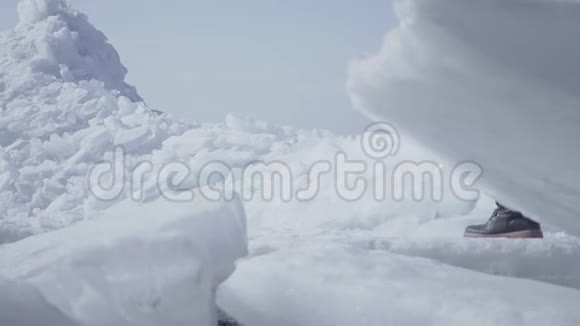 男子游客在冰川顶部攀爬背景令人惊叹的雪景北极或南极冰视频的预览图