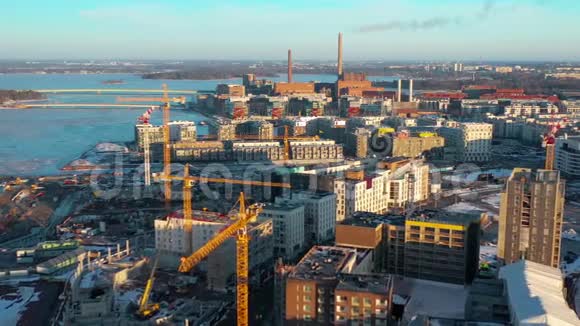 芬兰赫尔辛库高楼大厦的鸟瞰图视频的预览图