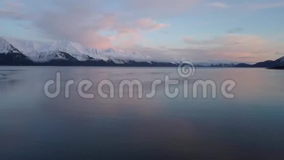 阿拉斯加平静的海洋视频的预览图