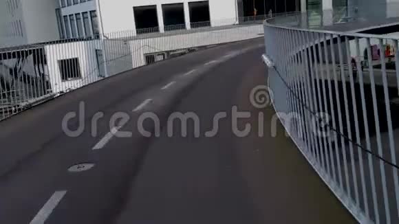 在丹麦哥本哈根的自行车蛇桥上骑自行车视频的预览图