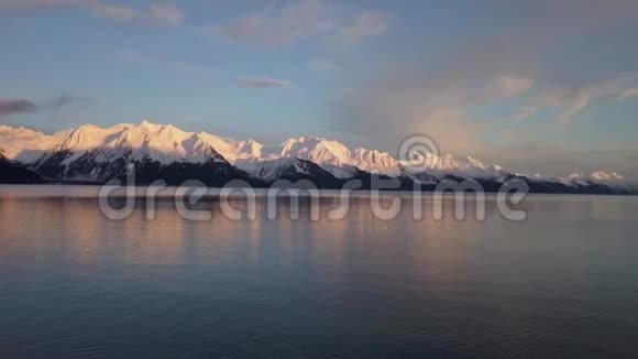 阿拉斯加平静的海洋视频的预览图