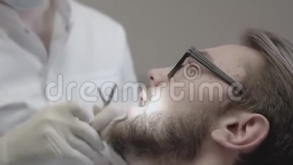 人在牙医那里治牙视频的预览图