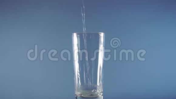 纯净水倒入玻璃杯中视频的预览图