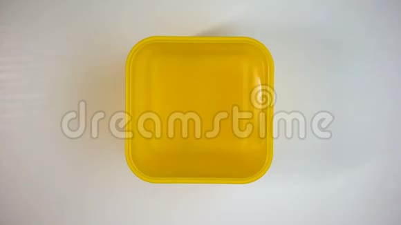 黄色垃圾箱装满一次性塑料杯利用停止运动视频的预览图