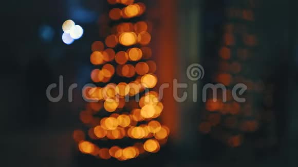 圣诞树轻夜影模糊的假期视频的预览图