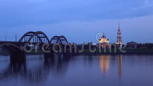伏尔加桥和变形大教堂的景色赖宾斯视频的预览图