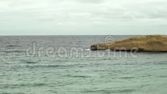 海浪拍打着大海中的一个岩石小岛地中海上的风暴大海是绿松石视频的预览图
