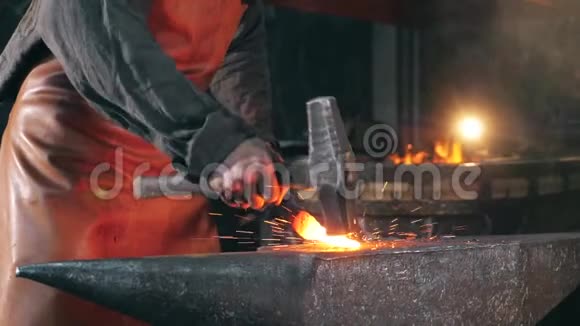 烧铁在铁匠铺里被锤了视频的预览图