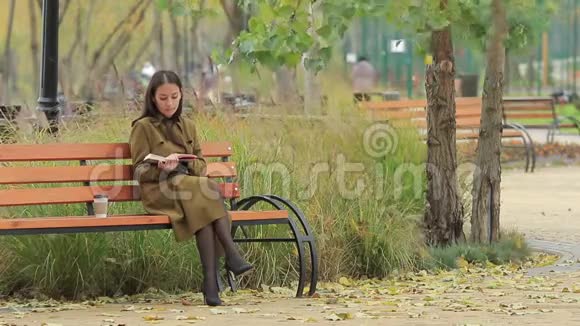 女孩在秋天公园读书视频的预览图