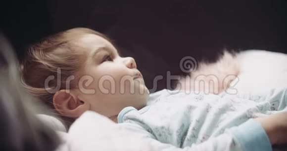 穆迪和电影拍摄的女婴在家沙发上视频的预览图