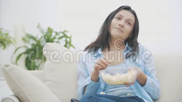 靠近一个深黑肤色的女人她正在咀嚼爆米花好吃好吃复制空间4K视频的预览图