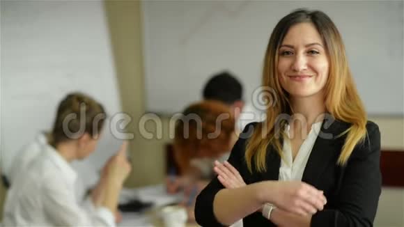 年轻漂亮的咧嘴笑着的职业女性双臂交叉自信的表情就像其他工人一样视频的预览图