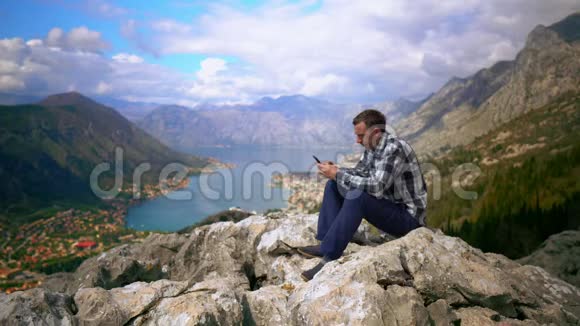 夏季用智能手机拍照攀登高山自然景观视频的预览图