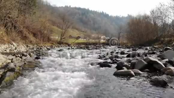 沿着一条流过石头的山河射击视频的预览图