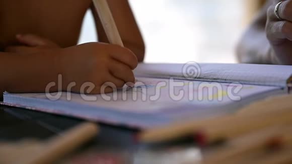 幼儿女孩在她的笔记本上着色和画画视频的预览图