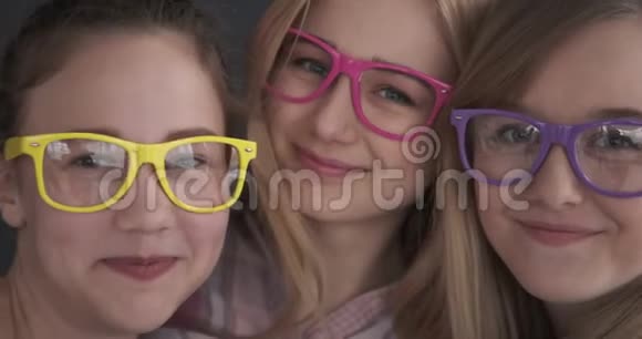 嘲笑戴着五颜六色眼镜的十几岁女孩视频的预览图