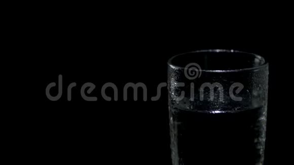屏幕右侧的一杯水在黑暗中旋转视频的预览图