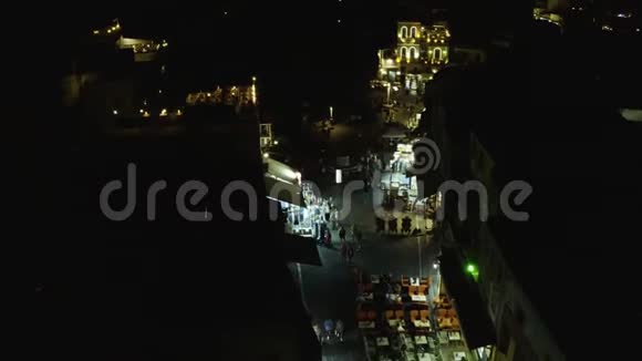 用中世纪城市的人咖啡馆和灯光在罗德城的夜晚街道上展开无人视野视频的预览图
