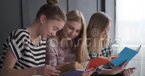 快乐的少女读书视频的预览图