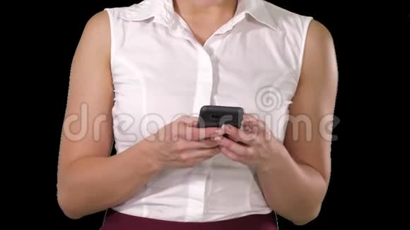 女人手拿手机阿尔法频道视频的预览图
