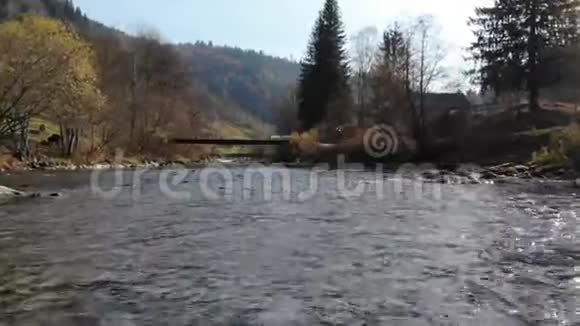 无人机沿着山河向喀尔巴阡山脉的小桥射击视频的预览图