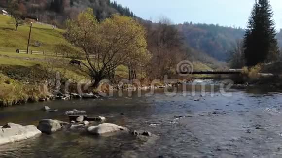 无人机穿越山河向山坡射击视频的预览图