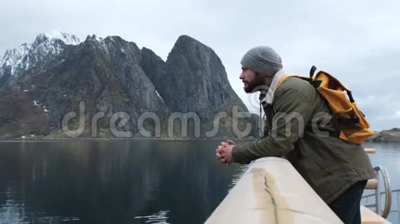 男游客凝视着美丽的风景令人惊叹的海洋平静的水面高山清净蓝天视频的预览图