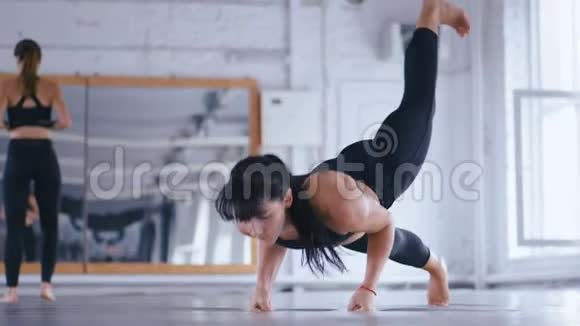 运动的女人在交叉健身馆做俯卧撑女人训练她的身体和手臂交叉训练女运动员视频的预览图