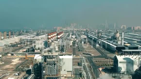 一座现代化发电厂和主要工业设施在遥远城市天际线上的空中拍摄视频的预览图