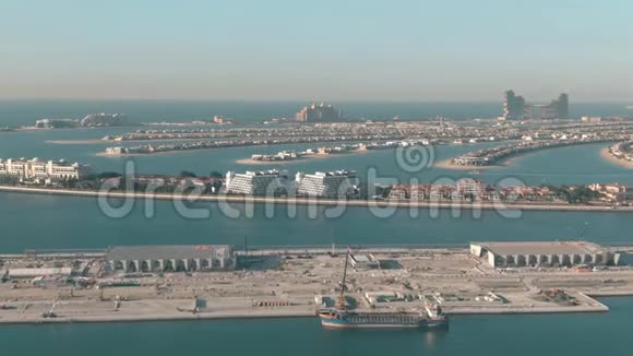 阿联酋迪拜棕榈岛豪华别墅和酒店的鸟瞰图视频的预览图