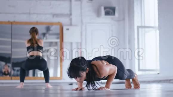 运动的女人在交叉健身馆做俯卧撑女人训练她的身体和手臂交叉训练女运动员视频的预览图