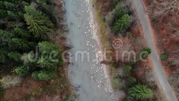 无人机沿山河森林和道路拍摄视频的预览图