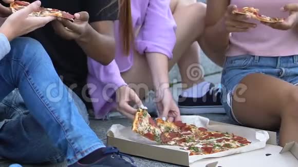 饥饿的青少年吃开胃披萨户外小吃快餐视频的预览图